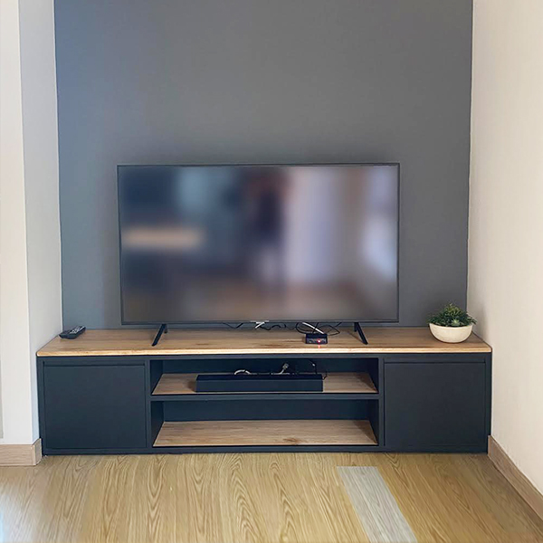 Mueble negro con roble