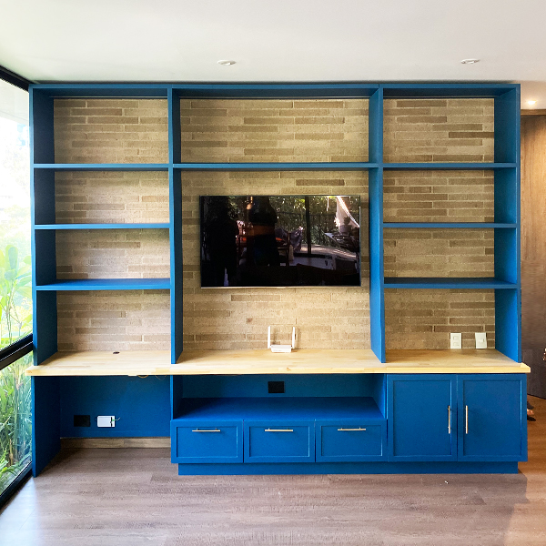 Mueble azul con pino
