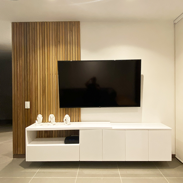 Mueble blanco listones roble